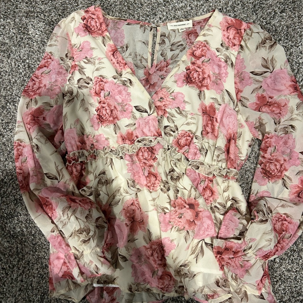 Adorable boutique blouse with sleeve detail.